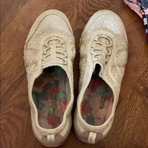 Women’s sketches slide on